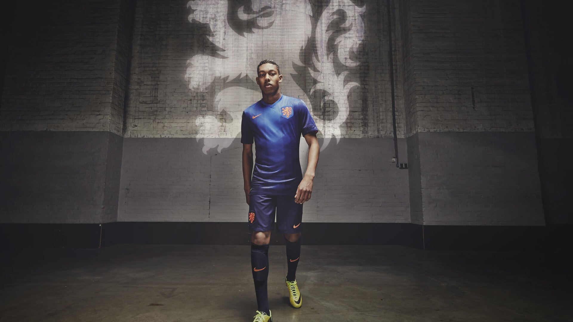 乐鱼体育app官网-“亚戈·卡尔曼的强硬风格与全面技术,让美洲狮队在世界赛场中称霸”