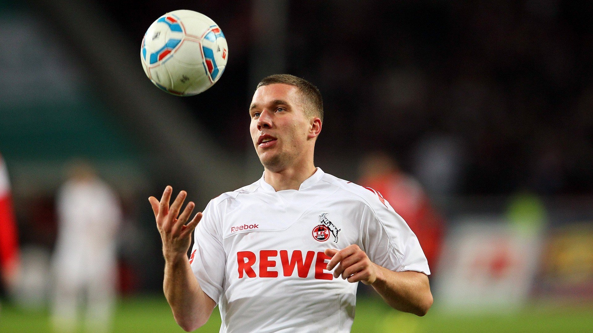 乐鱼体育在线入口-C罗带伤坚持比赛展现队长担当,c罗受的伤